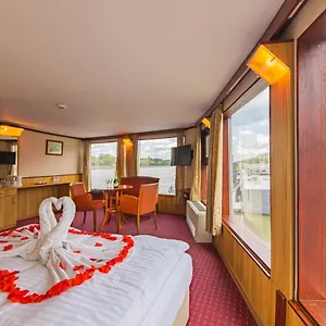 Fortuna Boat Hotel en barco